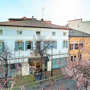 Szálloda Aaron